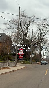 “Kringlewood” is back! 🤩🎅🎅🎅🎄 #kringlewood #toronto #torontolife #toronto_insta #tdot #holidays #santaclaus | Epic Toronto