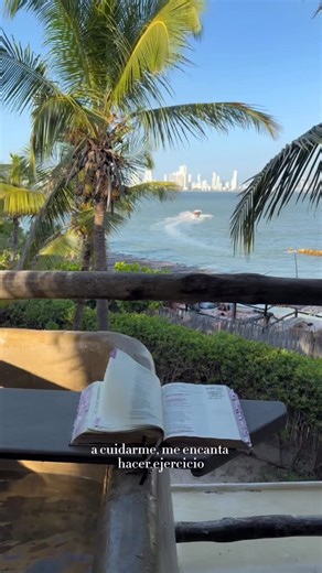 Maria Alejandra Diaz on Instagram: "Lo mejor de mi año fue empezar a seguir a Jesús!! Gracias a Él tengo una vida nueva. Padre, te amo. Contigo soy verdaderamente feliz. Tú le das vida a mi vida, Jesús 😍 - - - - - #mujerescondios #aledi #crecimientopersonal #jóvenescristianos #jesús"