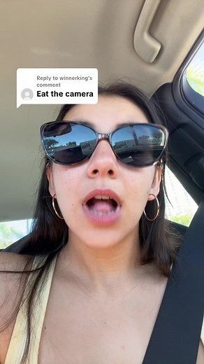 女生吃相机的搞笑视频