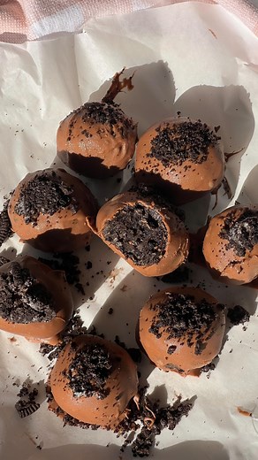 Kirrily Edwards on Instagram: "3 ingredient Oreo cheesecake bites 🍫 These are such a yummy little no bake dessert and are SO easy to make !!! Ingredients: 180g oreos 125g cream cheese 120g chocolate, melted - Crush up the oreos and add to a bowl with the cream cheese. Mix until all combined. - Roll the mixture into 8 balls and leave in the freezer for 20 minutes. - Melt the chocolate and coat each ball. Sprinkle on some extra crushed up oreos (optional) - Leave in the freezer for 1 hour 