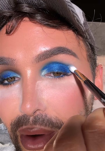 Mastering the Blue Smoky Eye Makeup Technique