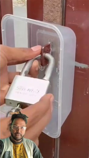 “Genius China Hack: Protecting Padlocks from Rain Using a Simple Plastic Container! 🔒☔🔥”