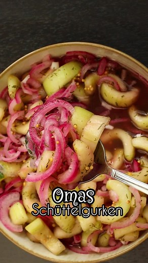 Schüttelgurken nach Omas Rezept🤤 Klappt auch mit Zucchinis ⬇️ Rezept für 4 Portionen 2 Schlangengurken 2 rote Zwiebeln 1 EL Dillspitzen (frisch/TK) 3 EL Zucker 1 TL Salz 4 TL Senfkörner Pfeffer nach Belieben 6 EL Tafelessig Gurken schälen und entkernen. Zwiebeln schälen und feine Halbringe schneiden. Beides in eine Schüssel geben, zusammen mit den restlichen Zutaten. Deckel drauf machen und alles gut schütteln. In den Kühlschrank stellen und für 24 Stunden durchziehen lassen (Ihr könnt auch ger