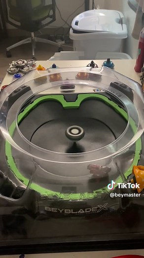 Silver Wolf vs Phoenix Wing: Beyblade Showdown