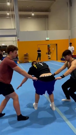 How to do a backflip #gymnasticflips #backflipchallenge #howtobackflip_clean