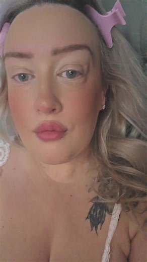 Come say hi if you see me live today... been getting so many questions about the work I do, the salon i have 💗✨️ if you have any questions..feel free to ask me🥰🥰🥰 #goviral #microcontentcreator #pinkaesthetics #aesthetics #clinic