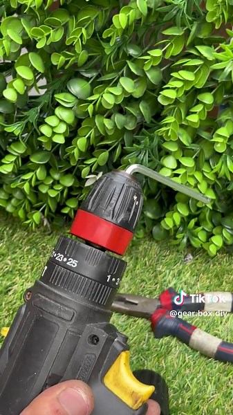 The secret to removing a drill chuck A practical and revealing tip #CaliGarage #PowerToolHack #UsefulTrick