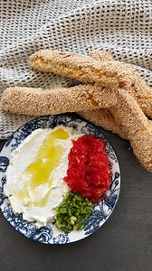 מתכון חלום לאירוח, לארוחת בוקר/ ערב או סתם לשבת בבוקר ♥️ מקלות גבינה משלושה מרכיבים: כוס ורבע קמח תופח 200 מ״ל שמנת חמוצה חצי כוס גבינת מוצרלה או צהובה מגורדת כפית שטוחה מלח לציפוי- ביצה טרופה ושומשום מערבבים את הקמח, שמנת חמוצה וגבינת מוצרלה בקערה עד שמתקבל בצק אחיד. במידת הצורך מוסיפים עוד מעט קמח אבל הבצק צריך להיות דביק, לא להיבהל. מרדדים את הבצק לעובי של ס״מ וחצי, פורסים לרצועות, טובלים כל רצועה בביצה ואז בשומשום ואופים בתנור שחומם ל-190 מעלות עד שהמקלות זהובים. מגישים עם שמנת חמוצה, רסק עג