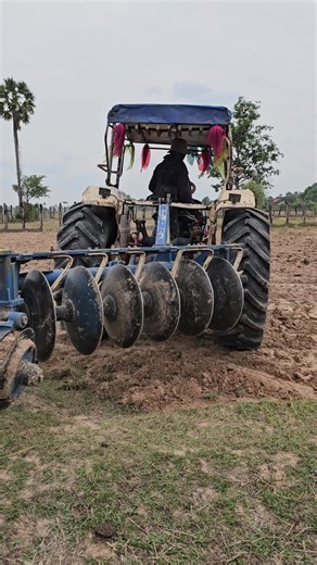 Tractor And farmer នៅលើ TikTok