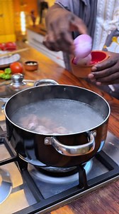 Mon objectif, faire de ce plat un met populaire durant le mois de ramadan à l’instar de la soupe harira que nos resto mettent en avant alors que le #ngourbane peut de manger comme une soupe. Ambitieux vous me direz, mais on va y arriver 😅. J’avais aussi envie de vous partager cette marque de thé @janateasn qui m’a séduit lors de mon passage au @dakar_night_market_cowaf . Un produit 100% made in Sénégal 🇸🇳, le packaging est à la hauteur du produit. Tester la et vous serez aussi conquis. #laxou