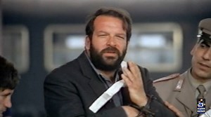 Battute iniziali del film poliziesco Torino nera, diretto da Carlo Lizzani e uscito al cinema il 28 Settembre 1972. Si tratta della ventesima apparizione cinematografica per il nostro Supereroe (la tredicesima col nome di Bud Spencer). Questa pellicola si rivela davvero singolare, di stampo drammatico, discostandosi dalle consuete commedie spenceriane a cui siamo abituati. Il nostro amato Bud vi interpreta il ruolo di Rosario Rao, un muratore meridionale dall'animo onesto e giusto, sposato e con