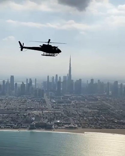 Viva uma aventura no ar! Um passeio de helicóptero, pelo céu de Dubai, é simplesmente inesquecível. 🚁 #VisiteDubai 📸 IG @iuliacarmen.b | Visit Dubai - Visite Dubai