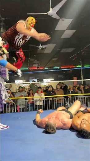 Murder Clown Comes Off Top Rope With Huge Splash #luchalibre #wrestling