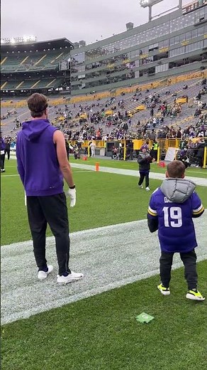 Adam Thielen playing catch with his kids before Packers game 🫶