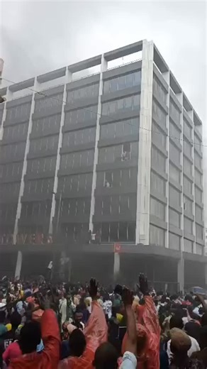 Unfortunate accident earlier today as UBA Bank at Lagos Island is seen having a fire outbreak as staffs make their way out through the windows. #ravetvchannel | RAVE TV Channel | Facebook