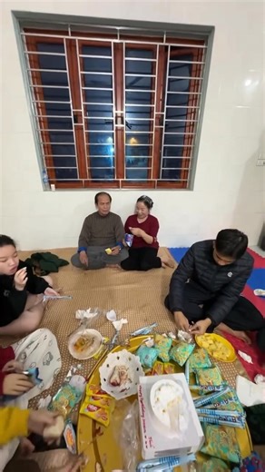 Mọi người còn tin vào tình yêu thật sự không? Mai thì vẫn tin. Vì Mai đã được tận mắt chứng kiến tình yêu của bố mẹ mình, tình yêu gần 50 năm bên nhau 🩷Không phải lúc nào cũng là những ngày hoàn hảo. Cuộc sống có lúc vất vả, có lúc sóng gió, có khi mâu thuẫn và im lặng. Nhưng sau tất cả, điều ở lại vẫn là sự nhường nhịn, sự tôn trọng và một tình yêu âm thầm mà bền bỉ. Chỉ là luôn nghĩ cho nhau, quan tâm nhau từ những điều nhỏ hàng ngày Và chính tình yêu ấy đã dạy Mai rằng:🩷 Tình yêu thật sự kh