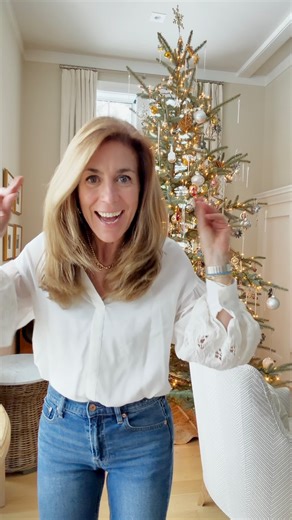 Sarah Richardson on Instagram: "I like my holidays fun + stress free and my decor simple + rustic, how about you? Sharing festive + foolproof ideas from Starlight Farm with foraged and found elements I already own. Hope this inspires you to kick your decor into gear and get creative! 💫 1. Branches! Go foraging for naturally festive accents for mantels and garlands 2. Get creative with leftover greenery, like styling them whimsically in an oversized vase 3. Layer branches and ribbon down the cen