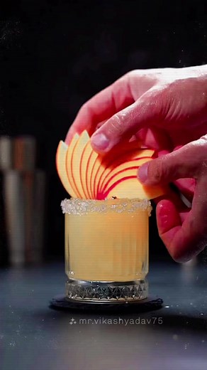 Delicioso coctel de mango con chil y tequila para momentos de calor 🥵 😜 pon a prueba tus conocimiento con las recetas que tienes en pantalla y empieza a crear, no olvides seguirnos para contenido en #cocinaycocteleria #barchef #cocteleria #alcohol #ron #whisky #vodka #bartender #bar #drinks #restobar #emprendimiento #cocktails #cocteles #discoteca #cursosonline #cocinaycocteleria #cursos2023 #receta #verano #vacaciones #musica #cruceros #mixologia @cocinaycocteleria @didactilearn | Cocina y Co