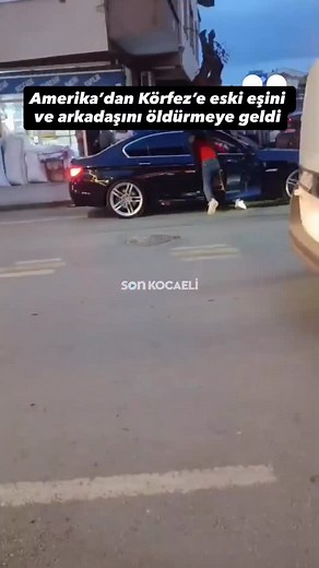 İddialara göre Burak E. (32), bir süre önce Danimarka üzerinden kaçak yollarla Amerika’ya gitmişti. Burada bulunduğu sırada eski eşinin yakın arkadaşıyla ilişki yaşadığı yönünde duyumlar alan Burak E., bunun üzerine Türkiye’ye döndü. 📌 Türkiye’ye gelen Burak E., ilk olarak Kocaeli’nin Körfez ilçesi Ağadere Caddesi’ndeki bir iş yerinde çalışan eski eşi M.K.’nin yanına giderek onu darp etti ve bıçakla yaraladı. M.K.’nin sağlık durumunun iyi olduğu öğrenildi. 📌 Saldırgan daha sonra, eski eşiyle y