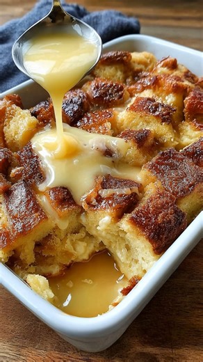 🍞 Bread Pudding with Vanilla Custard Sauce Ingredients Bread Pudding 5 cups day-old bread, cubed (brioche, French, or sandwich bread) 2 cups whole milk 3 large eggs ¾ cup granulated sugar ¼ cup unsalted butter, melted Recipe in First Coʍmеոτ 💬👇 | My Heavenly Recipes