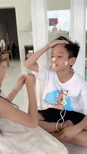 Chị gái đã dán hết sticker lên người em trai #shorts