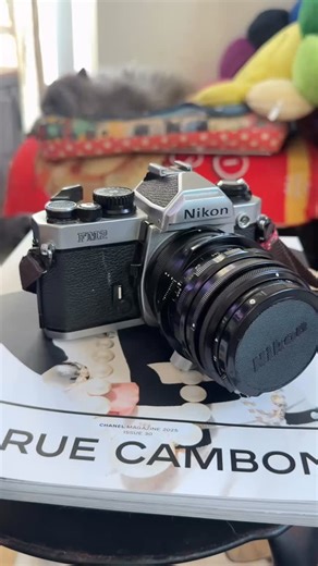 Chan Photo｜深水埗菲林相機店｜過期菲林🎞️｜中古相機📷 on Instagram: "Nikon FM2是Nikon 於1982年推出的全機械35mm單鏡反光相機，它是Nikon FM型的改良型，也是nikon 35mm系列中銷售期最長的全機械照相機，2001年停止生產。 • 機身設計：機身採用銅鋁合金模鑄，堅固性與防腐性佳，每平方公分能抗33.5kg的衝擊力。頂蓋與底座採用5組走珠齒輪結構，上片手感輕盈順暢。反光板框採用鈦金屬材料，以減輕重量和震動。 • 快門系統：採用縱走式鋁合金焦平機械快門，速度為1/4000至1秒，另有B門，共14種設定。最初版本的閃光同步檔為1/200s，後來的FM2N版本提升至1/250s。 • 取景與測光：觀景窗為眼平五稜鏡型，覆蓋畫面範圍約93%，放大率約0.86倍。測光模式為TTL偏重中央全開光圈曝光測量系統，測光錶範圍在ISO 100時，EV值為1 - 18。 • 鏡頭介面：採用Nikon F接口，可互換所有Nikkor AF、AI - P、AF - I、AI - S和AF - S鏡頭。 • 功能特性：具備多重曝光功能，採用全機械式，定