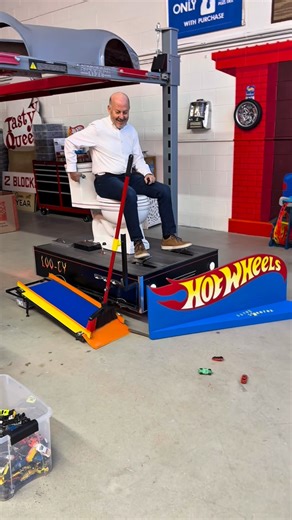 Hot Wheels Argentina on Instagram: "Bruce Pascal y su Barredora de Hot Wheels 🧹🚙🚗🚓 . Bruce Pascal and his Hot Wheels Street Sweeper 🧹🚙🚗🚓 . . . #hotwheelsmalaysia #hotwheelsusa #hotwheelspremium #hotwheelscollector #hotwheelsredlineclub #hotwheelsfan #hotwheelsargentina #hotwheels #hotwheelsaddict #hotwheelscollection #hotwheelsmalaysia #hotwheelsphotography #mattelcars #mattel #mattelcreations #toys #photooftheday #photo #photography #art #diecastargentina #diecatshw #barredora #brucepas