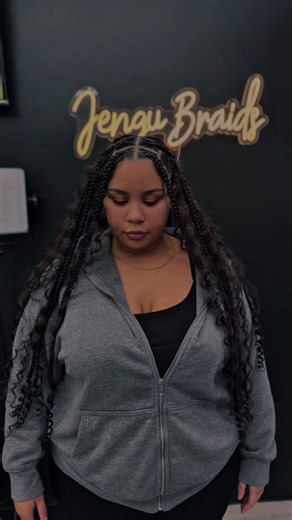 Large knotless boho for $200 💕 Big braids, soft curls, and that Valentine’s glow everybody deserves. Whether it’s date night, Galentine’s, or just loving on yourself — this look always eats 😍 Come get pretty for Valentine’s with us. 📍 4520 St Barnabas Rd, Suite B Temple Hills, Maryland #ValentinesBraids #LargeKnotless #BohoSeason #PrettyGirlEnergy #DMVBraids