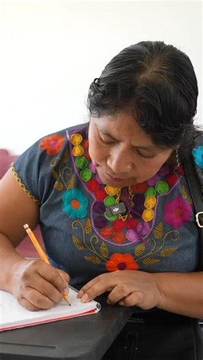 El programa #ChiapasPuede sigue transformando #vidas. 🙌🌟 Doña Paty es testigo de ello: hoy se siente una persona distinta, más #segura y #autónoma, capaz de valerse por sí misma. 👏 Chiapas Puede #Alfabetización #HumanismoQueTransforma | Régimen de Chiapas
