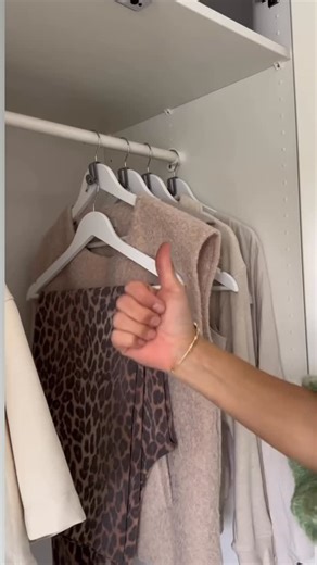 Insta evleri / ev dekorasyon / interior design on Instagram: "Kendi kucuk faydasi buyuk icat, ben bu sekilde benzer urunleri rahatlikla bir arada tutuyorum, veya kombin olusturuyorum, ayrica gardropta cok ciddi alan tasarrufu sagliyor, ne dersiniz sizce kullanisli mi? Urun linki icin lutfen gonderiyi begenip yoruma gonlunuzce bir yorum birakin, size linki iletecegim ❤️❤️❤️ @instaevleri Begenip, yorum yapip kaydetmeyi ihmal etmeyin Dekorasyon fotograflariniza beni de ekleyin birlikte ilham olalim