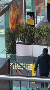 Deze gasten weten op geniale wijze gratis de Pathé in Amsterdam binnen te komen. 🤣🤣🤣 | Punablog