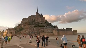 Marée haute au Mont Saint-Michel en #Normandie pour de belles balades
