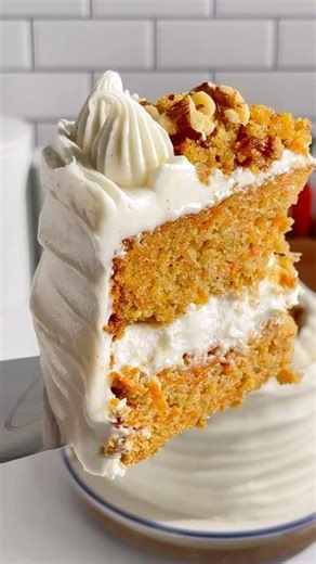 Saloni Mehta | Vegan & Eggless Baking on Instagram: "CARROT CAKE This Carrot Cake is incredibly moist & delicious. Layered with a smooth cream cheese frosting and topped with cake crumbs and toasted walnuts! 🥕🍰 This recipe is without eggs and it can be made vegan and dairy free! Recipe 👇🥕 Carrot Cake Recipe •270ml (1 cup + 1/3cup) Milk ( non dairy unsweetened milk or any milk of choice) •165g (2/3cup) Light Brown Sugar •170g (2/3cup) Sugar (Cane / Castor) •180ml (3/4cup)Oil •2tsps Vanilla Ex