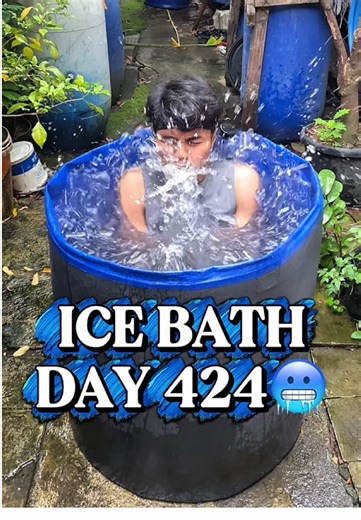 ICE BATH day 424 🧊🥶 5 manfaat Ice Bath : 1. Mempercepat pemulihan otot. 2. ⁠Mengurangi nyeri dan peradangan. 3. ⁠Meningkatkan kinerja fisik. 4. ⁠Mengurangi stres dan kecemasan. 5. ⁠Memperkuat daya tahan tubuh. #motivation #discipline #icebath #recovery #olahraga