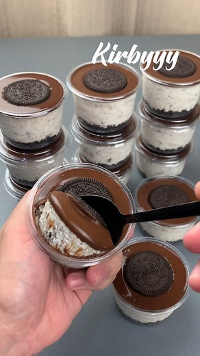 No Bake Oreo Cheesecake Cups 250g oreo cookies 1/3 cup melted butter 500ml whipping cream 450g cream cheese 1/2 cup oreo crumbs 250ml all purpose cream 180ml dark chocolate | Kirbyyy