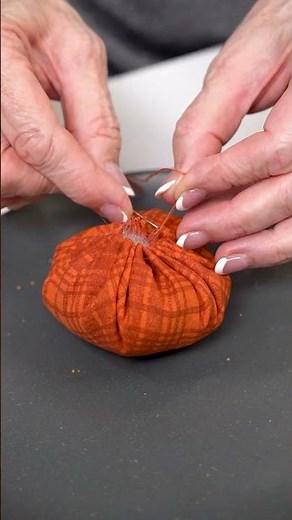 Yo-yo your way to the pumpkin patch with Moda! #shabbyfabrics #pincushion #fallcrafts #diycrafts
