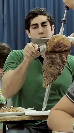 Churrasco na Aula? Picanha e Pão de Alho Invadem o Lanche! #shorts