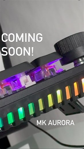 🌈✨ Coming soon: Aurora – die RGB-Tastatur für Gamer & Creator! ✨🌈 Mechanisch, stylisch und vollgepackt mit Features:�🔴 Red Switches für butterweiches Tippgefühl�🔌 Austauschbares USB-C Kabel – flexibel & robust�💡 Unzählige RGB-Effekte für dein Setup�🎛 Lautstärke-Drehregler für volle Kontrolle�🖱 N-Key Rollover & Anti-Ghosting für präzises Gaming Demnächst verfügbar bei CSL & BoostBoxx ! �Sei bereit, dein Setup auf das nächste Level zu bringen! ⚡ | CSL Computer