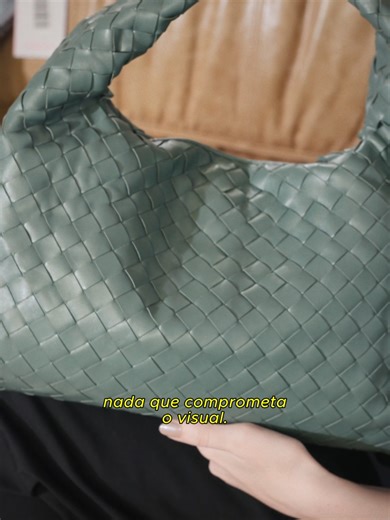 Gringa Tips! Para faculdade ou trabalho, aposte em bolsas que unem praticidade e estilo. A escolha certa faz toda a diferença na rotina. Qual a sua fav? #fyp #tiktokfashion #trendingvideo #viraltiktok #secondhand
