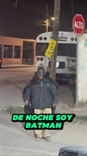 De día en el roofing de noche soy Batman #usa #yosoydelos7mil #humor #elpersonajedelasemana