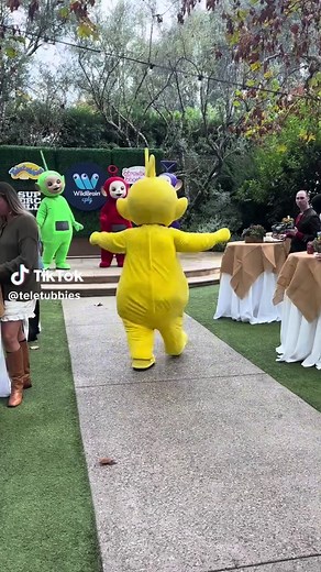 Laa-Laa's Joyful Reunion with the Teletubbies