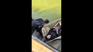 Woman narrowly avoids falling into river while boarding boat in Guangdong, China