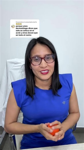 Respuesta a @N.👑👑👑 El 𝗮𝗱𝗮𝗽𝗮𝗹𝗲𝗻𝗼 es un retinoide tópico que se usa en el tratamiento del acné porque actúa 𝗱𝗲𝘀𝗱𝗲 𝗲𝗹 𝗶𝗻𝗶𝗰𝗶𝗼 𝗱𝗲𝗹 𝗽𝗿𝗼𝗯𝗹𝗲𝗺𝗮, no solo sobre el granito que ya ves. Su función principal es 𝗿𝗲𝗴𝘂𝗹𝗮𝗿 𝗹𝗮 𝗿𝗲𝗻𝗼𝘃𝗮𝗰𝗶𝗼́𝗻 𝗱𝗲 𝗹𝗮 𝗽𝗶𝗲𝗹, evitando que los poros se tapen y que se formen nuevos comedones (puntos negros y blancos). 🔹 ¿𝗤𝘂𝗲́ 𝗽𝗮𝘀𝗮 𝗮𝗹 𝗶𝗻𝗶𝗰𝗶𝗼? Al comenzar a usar adapaleno, la piel puede reaccionar con enrojecimiento