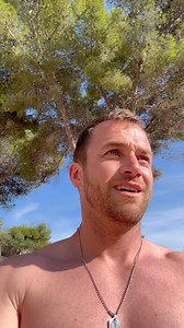 Philipp Stehler on Instagram: "Mein Junge ist gute 15 Monate jung und läuft das erste Mal zu Fuß MIT Schuhen gemeinsam mit mir die Abendrunde. Noch vor knapp 5 Monaten bin ich diese Runde mit ihm jeden Tag in der Trage gelaufen. Das hat ihn unheimlich beruhigt und zum einschlafen gebracht. Jetzt komm ich alles andere als zur Ruhe wenn er so vor mir wegrennt.😅 Oh man das geht mir alles viel zu schnell 🥹"