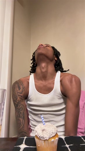 smooch (@smoochllb)’s video of the dancing table