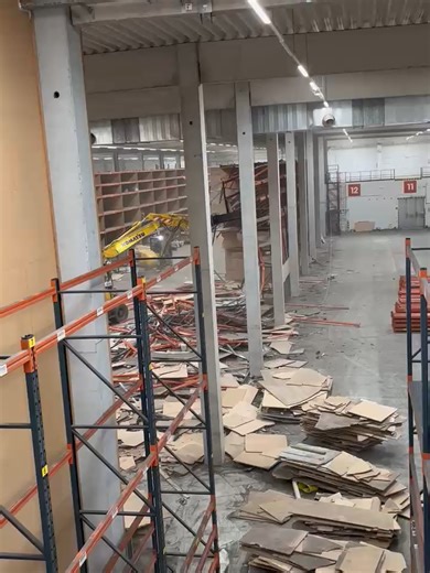 Regalabriss Zentrallager Schlau in Porta Video 6#foryou #schlau #fy #schlau#Firmaschlau#arbeitsplatzdrama #bagger #abriss DIe Regale standen zum Selbstabbau zur Versteigerung . Allerdings muss die Halle bis zum 31.03.26 besenrein übergeben werden und der Abbau ist durch die verschraubten Holzplatten sehr Zeitaufwändig .
