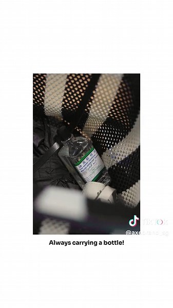 “You Know You’re an Axe Brand User When…” 😌💧👜 ✅ You sniff before you swipe. ✅ You never over-pour. ✅ You carry one everywhere—even to the hawker centre. ✅ And yes, you have a backup bottle in your office drawer. 💡 Bonus: Everyone around gets curious when they catch that scent! 💙Welcome to the Axe Brand Fam🎉—pocket-sized companion, always ready! #axebrandsg #axebrand #axeoil #axebranduniversaloil #sgtiktok #singaporetiktok #painrelief #headacherelief #pain #Fyp #fypシ゚viral #foryou #foryoupa