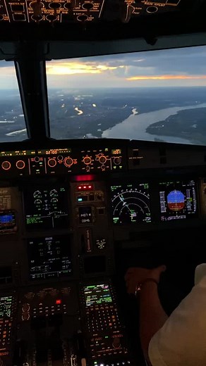 Прекрасный вид на любимый город👨‍✈️ #pilot #пилот #s7 #полет #flight #мирглазамипилота #небо #авиация #aviation #airbus #a320 #cpdlc