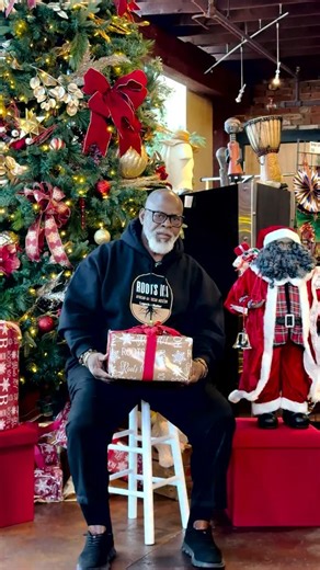 🎅🏾 Are you and your family ready for Sir Sant Applause?! The time is here! 🎁 We’re now accepting sign-ups through December 24th for mini photo sessions with our very own Sir Sant Applause at Roots 101 African American Museum! 📸✨ Don’t miss your chance to capture the holiday magic — reserve your spot today! If you have any trouble booking please email us at Info@roots-101.org 👉🏾 https://www.signupgenius.com/go/10C0D45A4AF28A7FEC16-60129444-photos or by using the link in our bio | Roots101: 