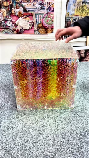 🌈 Watch the colors change as you move. Our Rainbow Acrylic Floss Hangers shimmer beautifully under the light — soft pink from one angle, golden glow from another, hints of green and blue as you turn. It’s not just storage. It’s a color experience. Paired with our Clear Acrylic Organizer Box, your floss collection becomes a glowing rainbow display — neat, upright, and impossible to ignore. #RainbowFloss #IridescentAcrylic #CrossStitchAddict #CraftRoomGoals